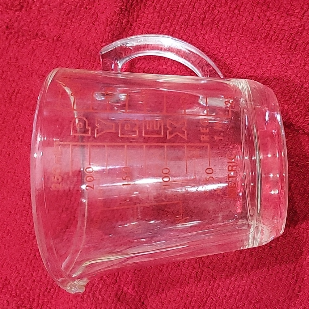 PYREX  D handle 508 measuring cup